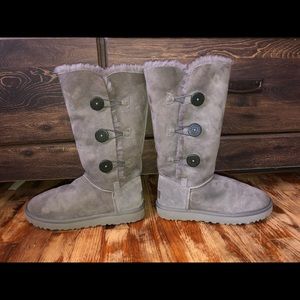 NWOT Grey Bailey Button Triplet UGGs !
